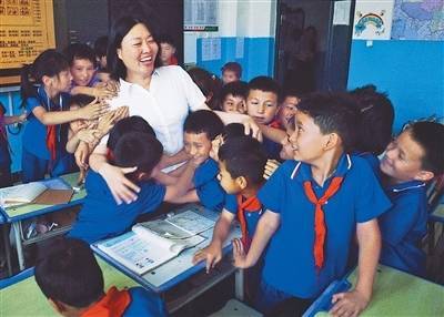 申宝证券 援疆教师返乡  学生依依不舍